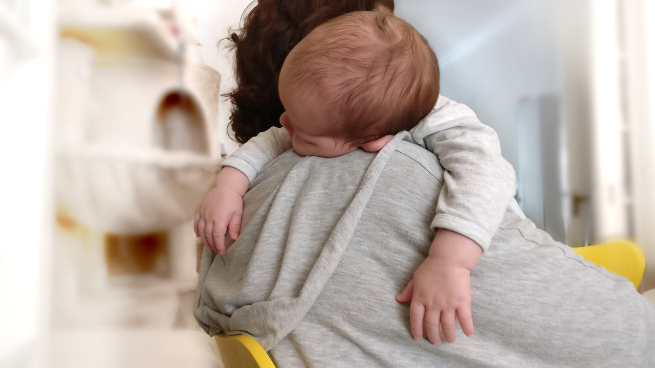 孕妈供卵生的宝宝出牙会感冒吗（孕妈供卵生的宝宝出牙会感冒流鼻涕吗）